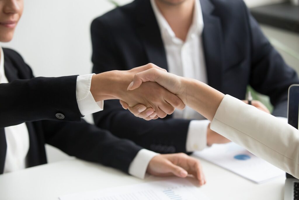 Por Qué Trabajar con una Agencia Sin Contrato Largo es la Mejor Decisión