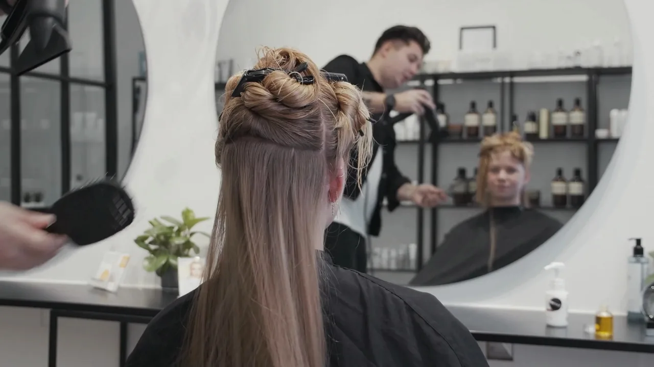 Escena del video comercial de SalonSistem grabada en un salón de belleza real