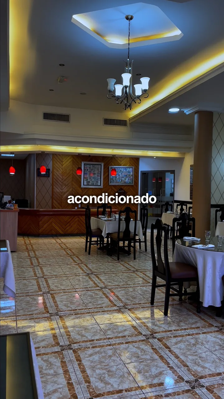 Escena del video: el salón con aire acondicionado del Restaurante Puerta del Sol en David