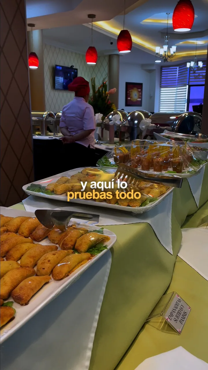 Escena del video: el buffet servido en el Restaurante Puerta del Sol